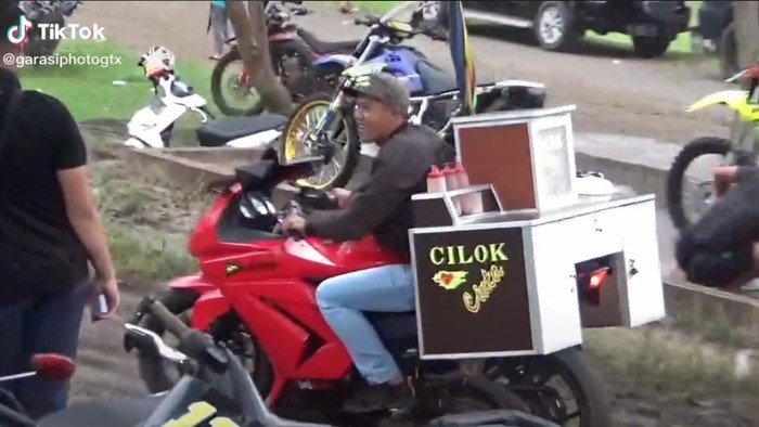 Jualan cilok pakai Ninja 250