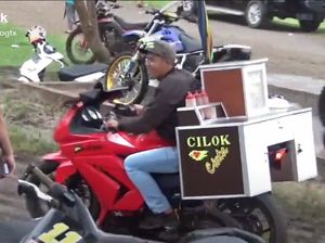 Viral Jualan Cilok Pakai Ninja 250, Netizen: Gengsi Enggak Bikin Kenyang