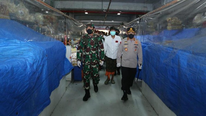 Kapolri Jenderal Listyo Sigit Prabowo dan Panglima TNI Marsekal Hadi Tjahjanto cek prokes di Bali