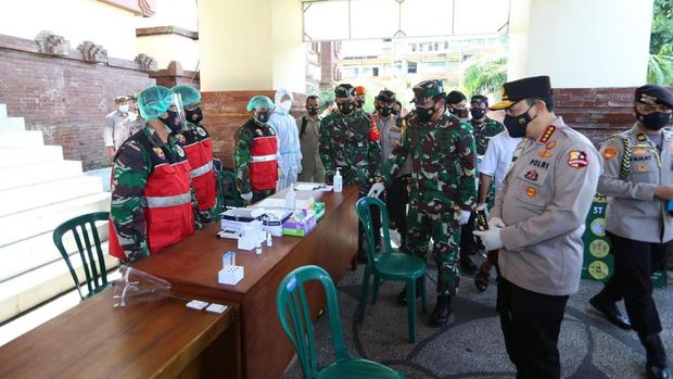 Kapolri Jenderal Listyo Sigit Prabowo dan Panglima TNI Marsekal Hadi Tjahjanto cek prokes di Bali