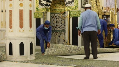 Potret Pergantian Karpet Taman Surga Raudhah