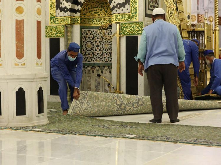 Potret Pergantian Karpet Taman Surga Raudhah