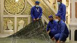 Potret Pergantian Karpet Taman Surga Raudhah