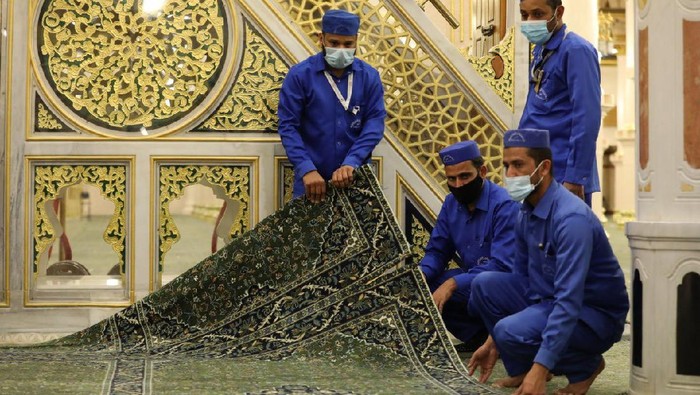 Karpet Raudhah diganti dengan yang baru Karpet Raudhah diganti dengan yang baru