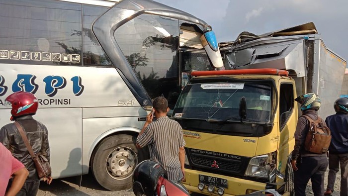 Kecelakaan Beruntun Lima Kendaraan di Jalan Lintas Sumatera