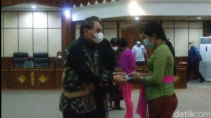 Ketua LPSK Hasto Atmojo Suroyo menyerahkan kompensasi terhadap korban bom Bali di Gedung Wiswa Sabha Kantor Gubernur Bali, Denpasar, Kamis (4/2/2021).