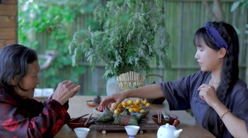 Sejak kecil Li Ziqi hidup bersama neneknya di daerah terpencil di Mianyang Provinsi Sichuan, China. Sang nenek sering ikut muncul dalam videonya. Foto: YouTube Li Ziqi