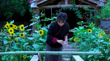 Sampai saat ini, Li Ziqi telah meraup lebih dari dua miliar penayangan di channel YouTube-nya. Dia juga memiliki lebih dari lima juta fans yang mengikuti toko online-nya di platform e-commerce Taobao. Foto: YouTube Li Ziqi