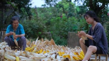 Belajar dari mendiang sang kakek, Li Ziqi pandai memasak. Ia memasak masakan tradisional yang lezat dan mengunggah di akun Youtube miliknya. Foto: YouTube Li Ziqi
