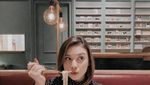 10 Potret Lindsey Leslie Stuart Saat Nongkrong di Kafe