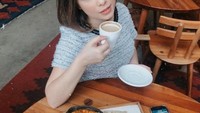 Kalau ke kafe, Lindsey sering memesan kopi. Tak lupa dengan camilan. Kali ini camilannya berupa tortila dengan saus cocolan. Foto: Instagram @lindseyls