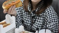Ia juga selalu update kuliner enak hits di Jakarta. Seperti menikmati aneka sandwich kekinian dari Stacko. Foto: Instagram @lindseyls