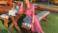 Lindsey sering mengunjungi kafe dan restoran yang sedang hits. Tak lupa ia juga berfoto dengan pose cantiknya. Foto: Instagram @lindseyls