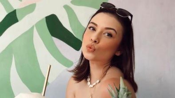 10 Potret Lindsey Leslie Stuart Saat Nongkrong di Kafe