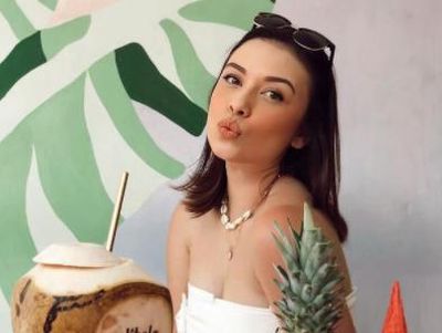 10 Potret Lindsey Leslie Stuart Saat Nongkrong di Kafe