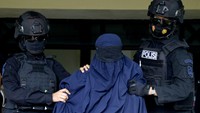 Diketahui, Tim Densus 88 Antiteror menangkap 19 tersangka kasus terorisme di Makassar, Sulsel, pada Rabu (6/1) lalu. Dari 19 tersangka teroris yang telah dibawa ke Jakarta itu, tiga orang di antaranya adalah perempuan.