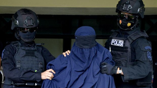 Momen 19 Teroris yang Ditangkap di Makassar Diterbangkan ke Jakarta Sebanyak 19 teroris yang ditangkap di Makassar, Sulsel, diterbangkan ke Jakarta. Nantinya belasan tersangka kasus terorisme itu akan jalani pemeriksaan lanjutan