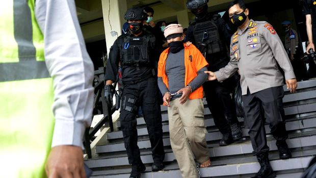 Momen 19 Teroris yang Ditangkap di Makassar Diterbangkan ke Jakarta Sebanyak 19 teroris yang ditangkap di Makassar, Sulsel, diterbangkan ke Jakarta. Nantinya belasan tersangka kasus terorisme itu akan jalani pemeriksaan lanjutan