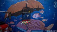 Penampakan mural bertema laut yang menghiasi dinding kawasan Kampung Lodan, Jakarta Utara.