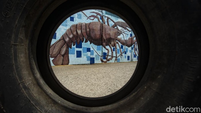 Mural bertema laut menghiasi sebuah gang di kawasang Kampung Lodan, Jakarta Utara. Mural itu membuat kawasan yang berada di dekat laut itu kini kian berwarna.