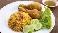 Kalau suka nasi berempah, nasi kebuli ayam cocok jadi pilihan. Nasi yang dimasak dengan rempah komplet dinikmati dengan ayam yang gurih empuk. Resep lengkapnya ada di sini.