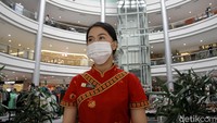 Beragam ornamen khas Imlek tampak menghiasi pusat perbelanjaan tersebut. Tak hanya itu, sejumlah pegawai mal pun tampak mengenakan pakaian berwarna merah untuk menyambut Imlek.