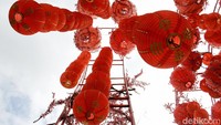 Selain barongsai, lampu lampion juga menghiasi kawasan mall untuk menyambut perayaan Imlek pada tanggal 12 Februari mendatang
