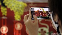Beragam ornamen dan dekorasi khas Imlek yang menghiasi pusat perbelanjaan itu pun tak jarang dimanfaatkan pengunjung untuk menjadi latar untuk berfoto.