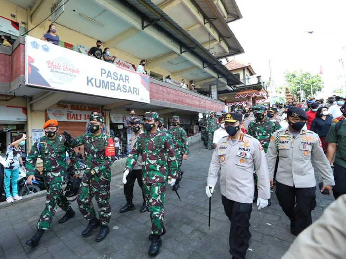 Panglima TNI Marsekal Hadi Tjahjanto bersama Kapolri Jenderal Listyo Sigit Prabowo memantau pelaksanaan protokol kesehatan (prokes) di Bali.
