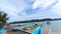 Dari pantai Palatar Agung, pulau Nusakambangan terlihat jelas. Bahkan jaraknya seperti selemparan batu saja. Hal ini juga yang menjadi daya tarik pantai Palatar Agung yang cantik.(Faizal Amiruddin)