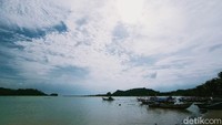 Selain bisa menikmati pemandangan pulau Nusakambangan, di pantai Palatar Agung wisatawan juga bisa menikmati pemandangan indah lainnya yaitu keberadaan delta yang seolah menjadi pembatas antara pantai dan laut lepas. (Faizal Amiruddin)