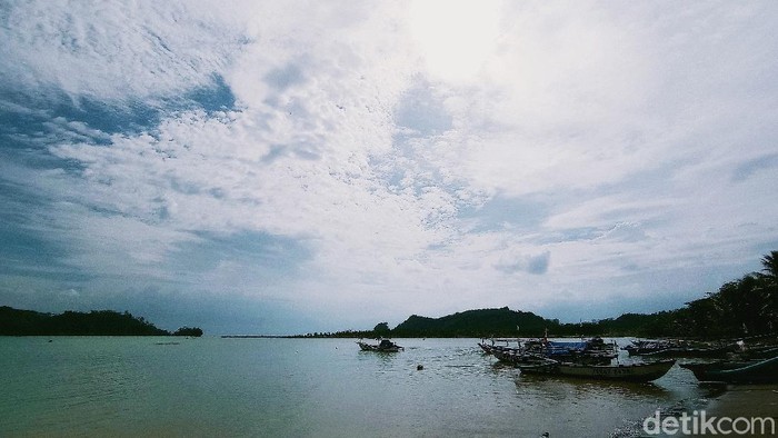 Dari Pantai Palatar Agung Pangandaran bisa melihat Pulau Nusakambangan