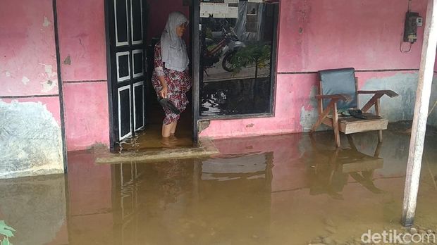 Penampakan banjir di Kota Pekalongan, Kamis (4/2/2021). Banjir ini disebabkan oleh intensitas hujan tinggi, rob, dan limpasan air sungai. Foto diambil di  Kelurahan Pasirsari Kraton Kramat, Kota Pekalongan.