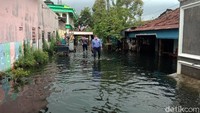Pantauan di lokasi, Kamis (4/2), genangan banjir berwarna hitam terjadi di Dukuh Tanggulangin Desa Jati Wetan, Kecamatan Jati. Di lokasi ini terlihat genangan banjir berwarna hitam pekat dan berbau menyengat. Ketinggian air di dukuh ini berkisar 40 cm hingga 1,5 meter. Dian Utoro Aji/detikcom  