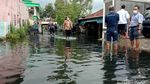 Penampakan Banjir di Kudus yang Berwarna Hitam dan Berbau