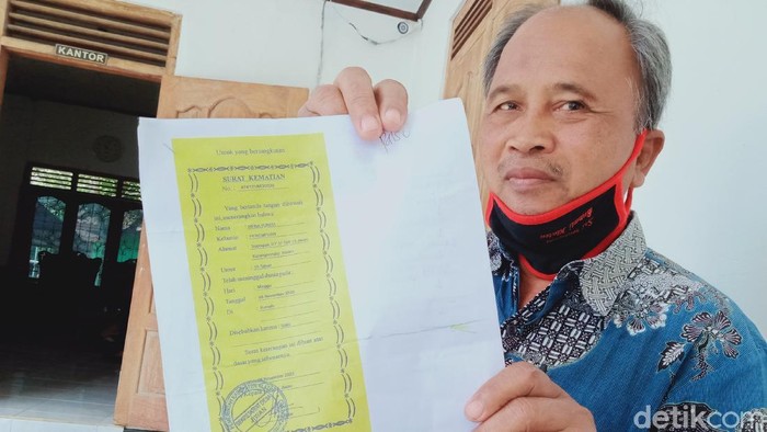 Perangkat desa Jiwan, Klaten menunjukkan surat kematian palsu
