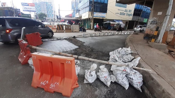 Perbaikan di Jalan KH Noer Ali tepatnya di pertigaan Caman Kalimalang,