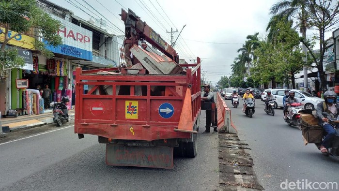 Persiapan penutupan jalan di Kota Tegal jelang pelaksanaan Jateng di Rumah Saja, Kamis (4/2/2021).