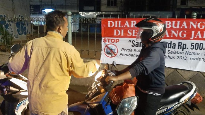 Piket jaga malam menghalau penyampah di flyover Ciputat Tangerang Selatan (Tangsel).