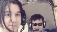 Pilot wanita ini bernama Ayesha Aziz. Ia adalah pilot yang lahir di Kashmir India.