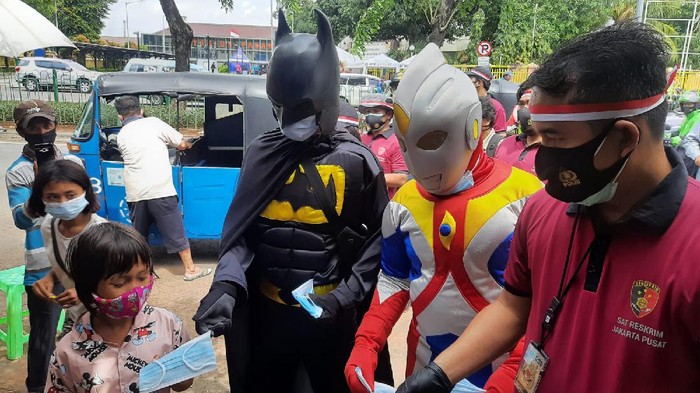 Polisi berkostum superhero bagi-bagikan masker di Jakpus