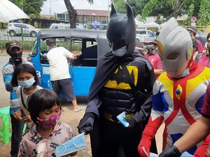 Cara Unik Polisi Bagi-bagi Masker di Jakpus, Pakai Kostum Superhero