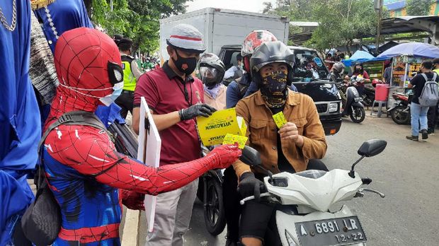 Polisi berkostum superhero bagi-bagikan masker di Jakpus