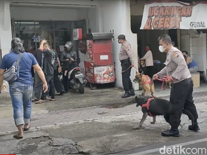 Polisi Bubarkan Kerumunan Massa Pesilat PSHT di PN Karanganyar