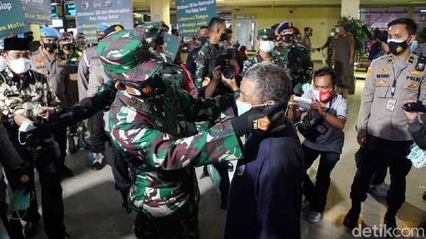 polisi dan tni bagi bagi masker
