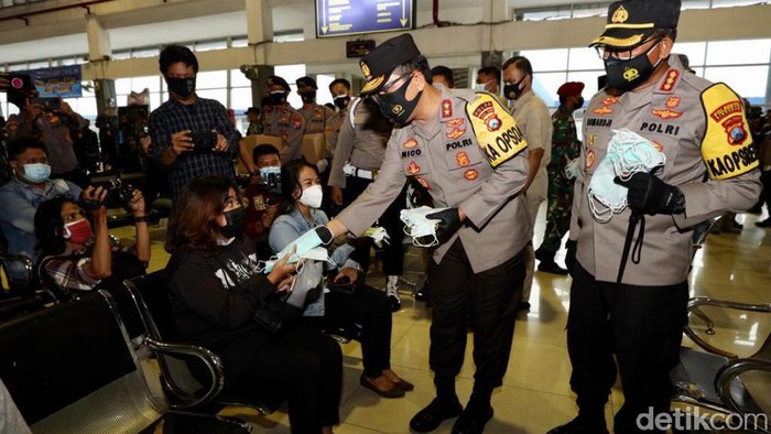 polisi dan tni bagi bagi masker