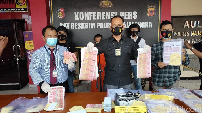 Polisi tunjukan barang bukti uang palsu.