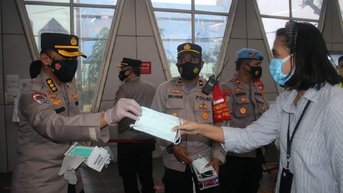 Polres Jaksel Bagikan 1.000 Masker di Stasiun KRL Pasar Minggu