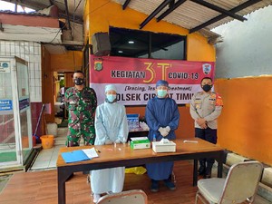 Cegah COVID, Polsek Ciputat Timur Swab Antigen Gratis ke Warga