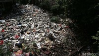 Seluruh permukaan kali tampak tertutup sampah.